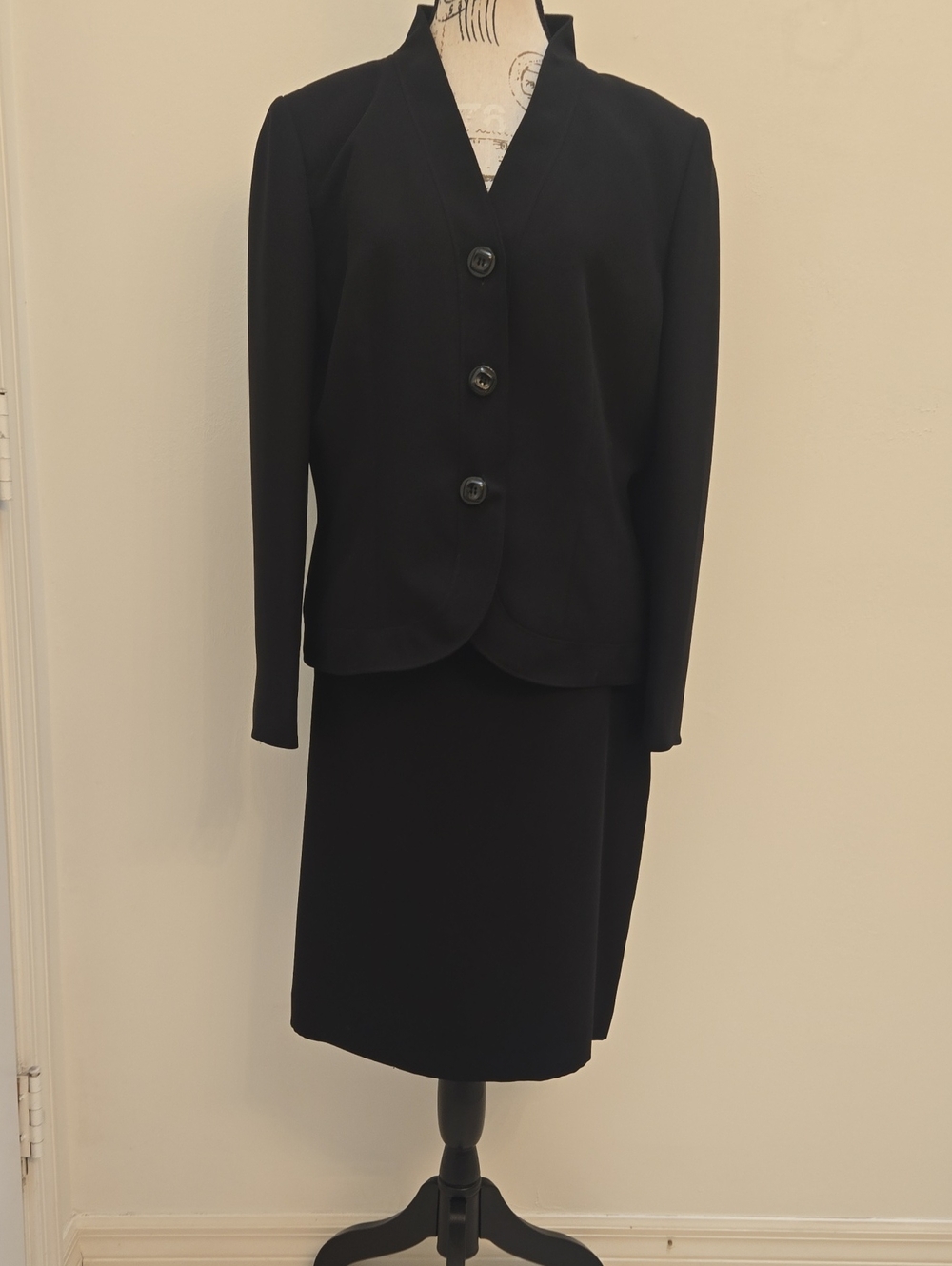 Le Suit Classic Black Skirt & Jacket Size 16